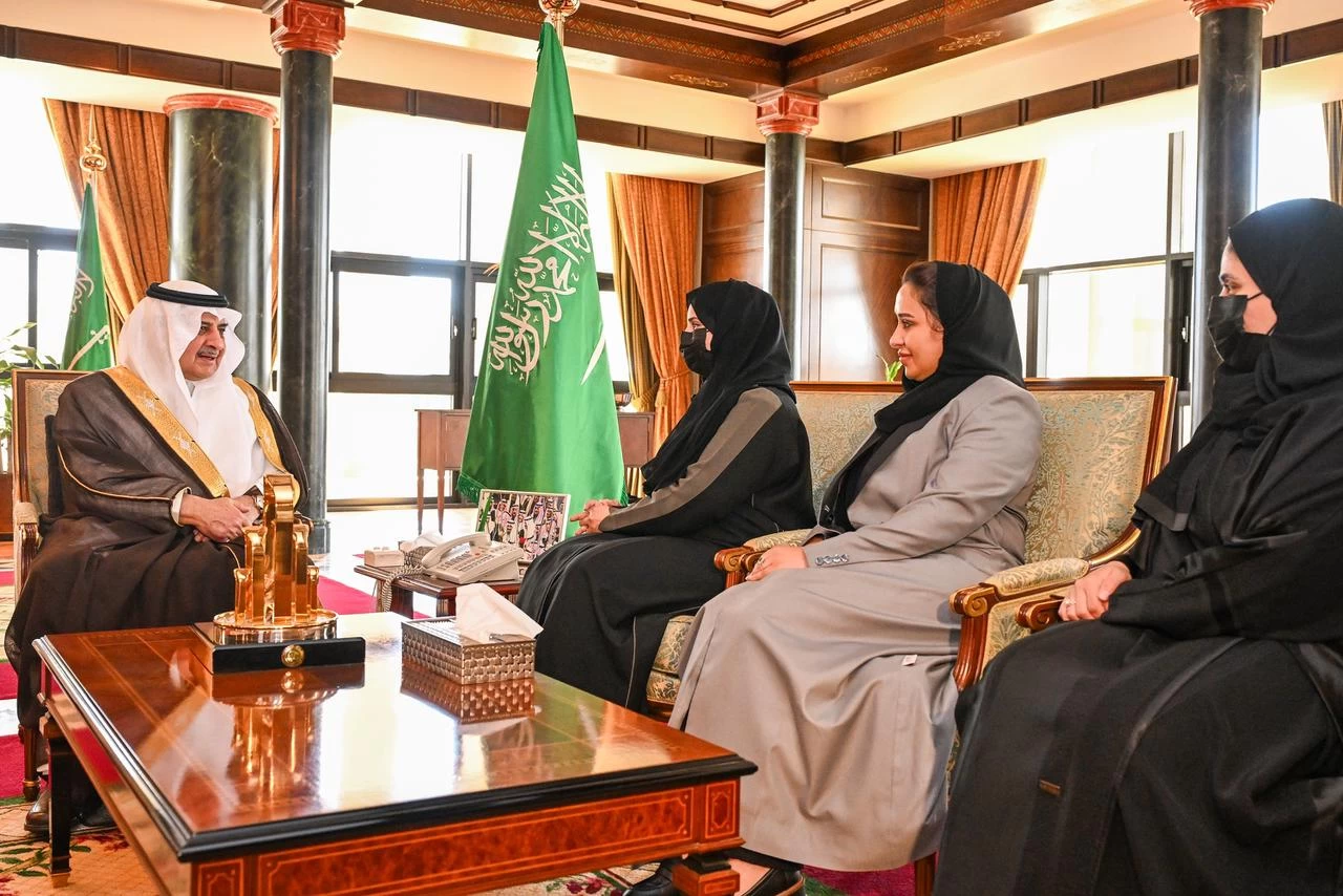 مشيداً سموه بدور المرأة السعودية .. أمير تبوك يستقبل الأمين العام لمجلس منطقة جازان .