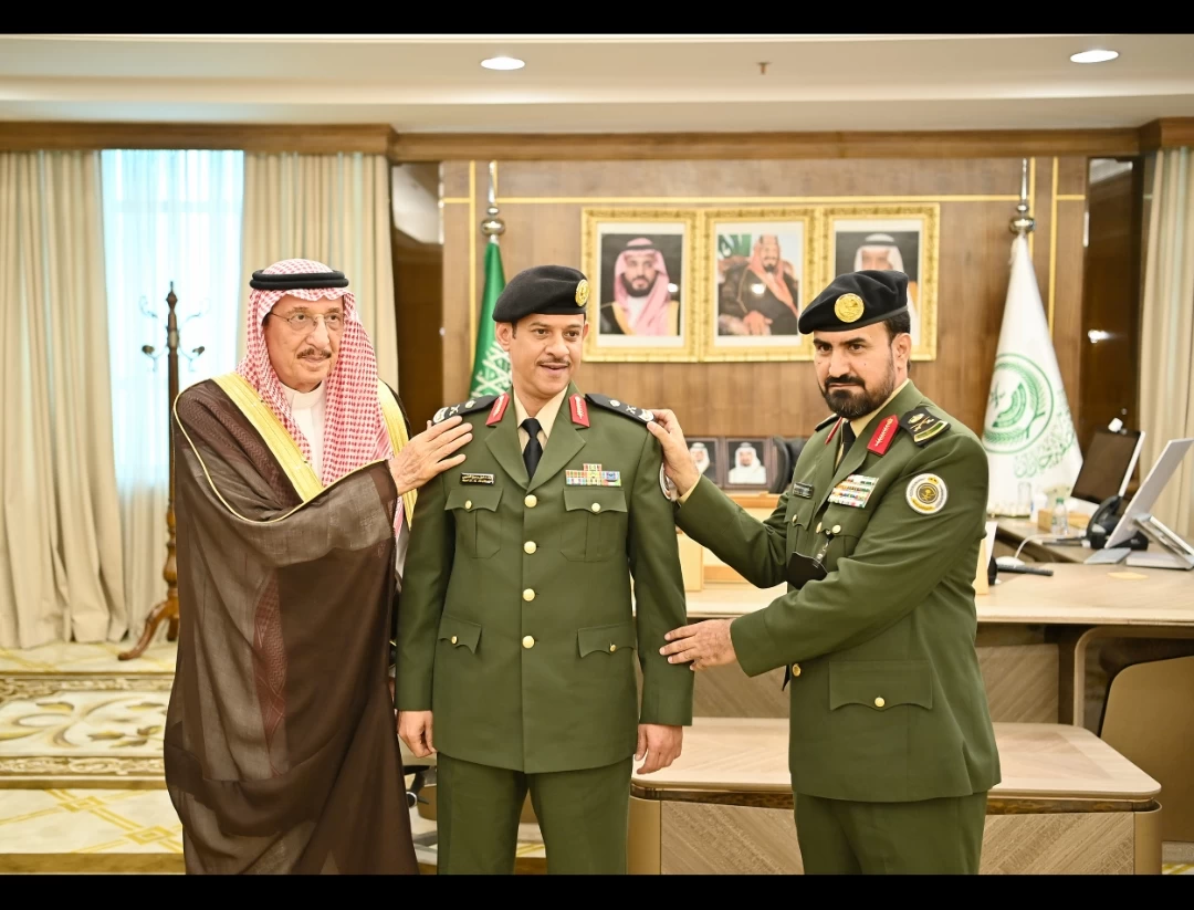 سمو أمير جازان يقلد مساعد مدير سجون المنطقة رتبته الجديدة