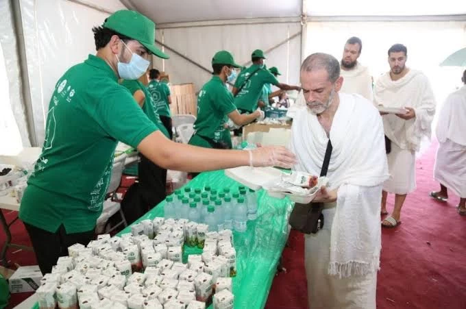 "هدية" تقدم أكثر من 3 ملايين ونصف المليون وجبة إطعام وسقيا وهدايا لحجاج بيت الله الحرام