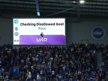 الأندية الإنجليزية تصوت للإبقاء على تقنية الفيديو ( VAR ) مع إدخال بعض التعديلات
