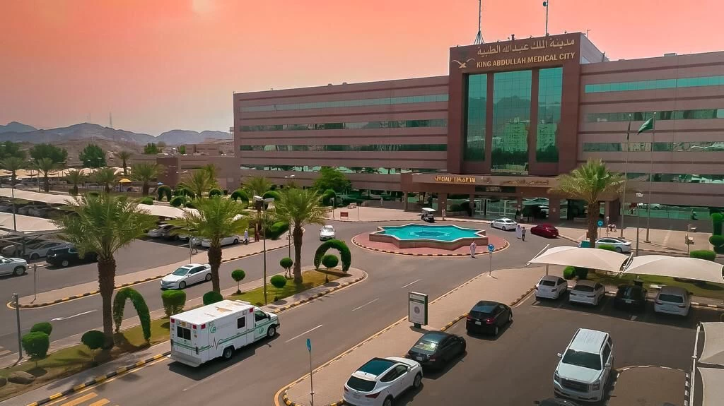  كي العصب الكلوي لمواطن خمسيني ينهي معاناة تناول ٢٤ حبة دواء يوميا بسبب ضغط الدم الشديد بطبية مكة
