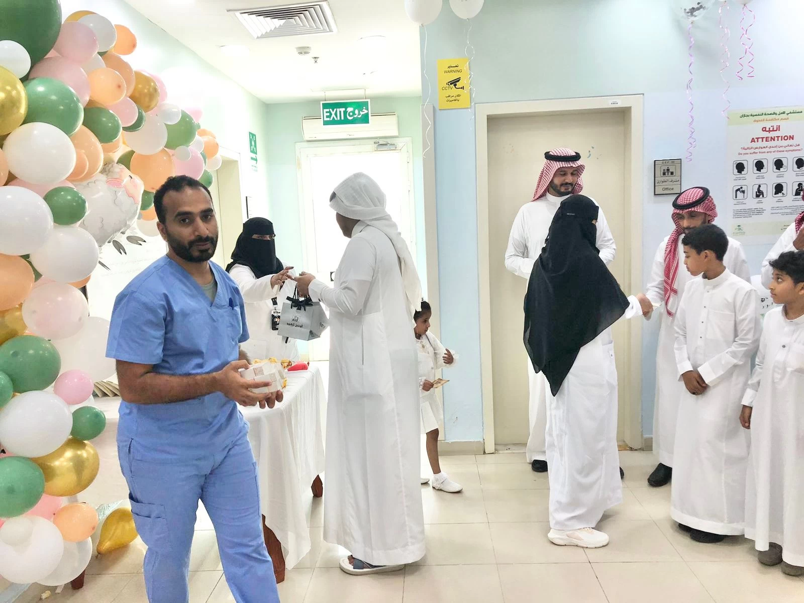 مدير مستشفى إرادة والصحة النفسية بجازان يعايد المرضى بالورود والهدايا  