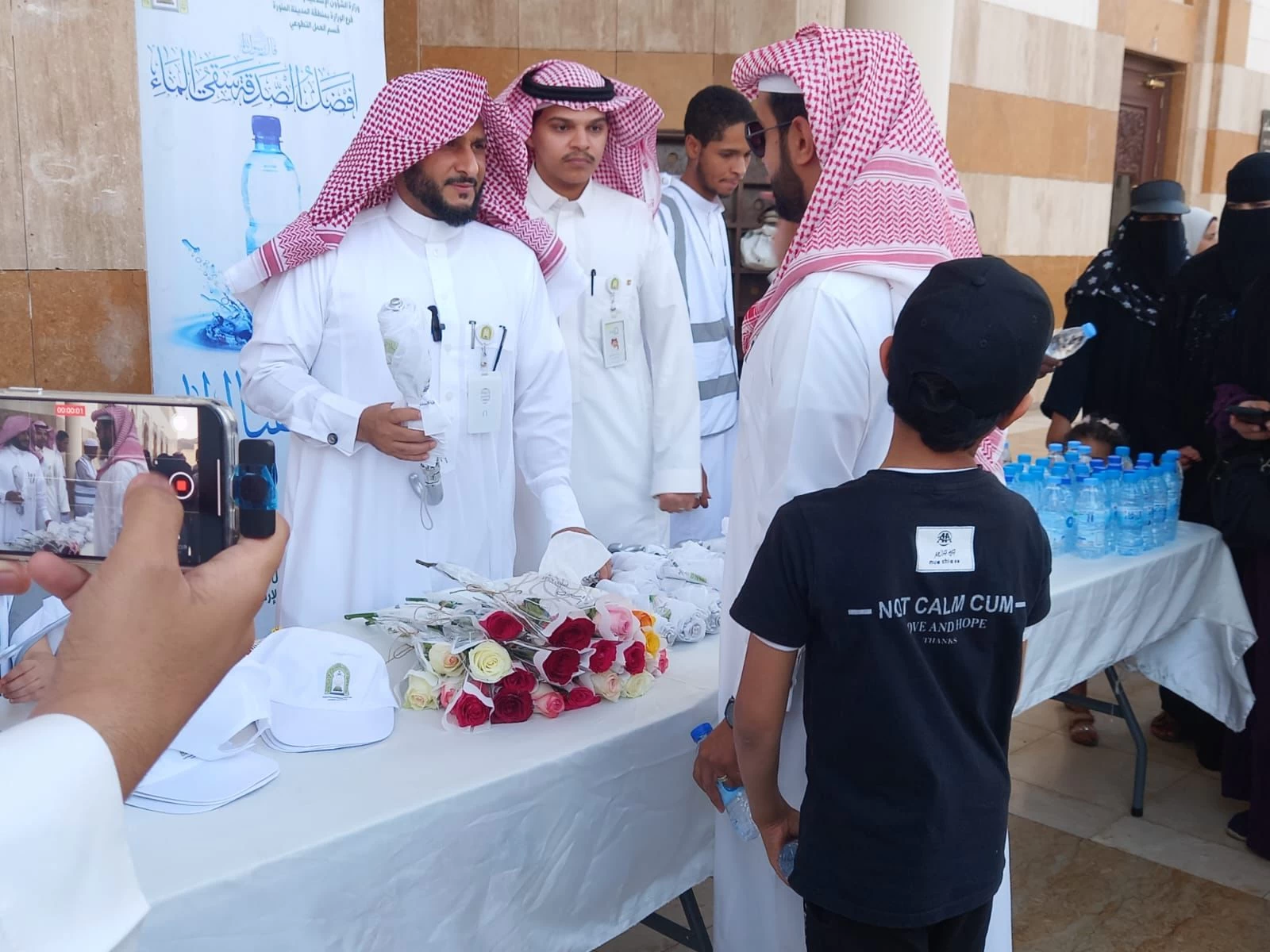 إسلامية المدينة تطلق مبادرتي - لتوزيع المظلات وسقيا الماء- لضيوف الرحمن