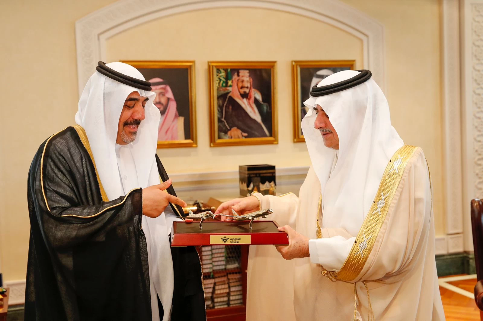 أمير تبوك يستقبل مدير محطة الخطوط السعودية بالمنطقة 