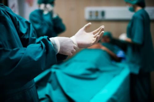 دون تدخل جراحي.. إعادة الحركة لثمانينية مصابة بجلطة دماغية حادة في الدمام