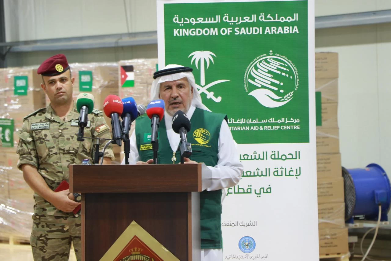 المملكة تقدم مساعدات غذائية لدعم عملية الإنزال الجوي الأردني لإغاثة الشعب الفلسطيني في قطاع غزة 