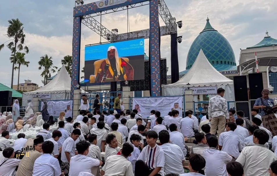 أكثر من 21 ألف صائم يجتمعون على موائد برنامج خادم الحرمين الشريفين في الجامع الأكبر بإندونيسيا