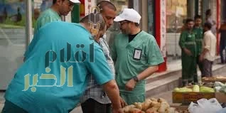 أمانة الرياض تغلق 231 منشأة مخالفة وتتلف 7.3 أطنان من المواد الغذائية غير الصالحة في حي منفوحة