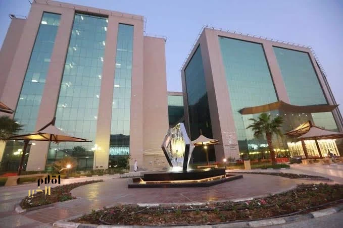 مدينة الملك سعود الطبية تنفّذ عملية جراحية دقيقة لاستئصال ورم الساركوما