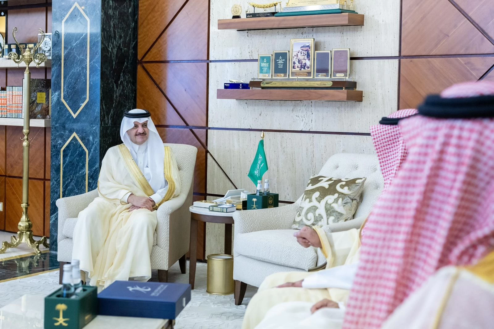 أمير الشرقية يستقبل المدير التنفيذي لفرع الهيئة العامة للغذاء والدواء بالمنطقة
