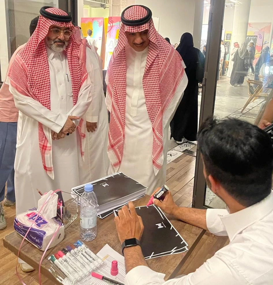 مدير فرع اعلام الشرقية يدشن معرض تشكيلي "ابيض وأسود" بالخبر