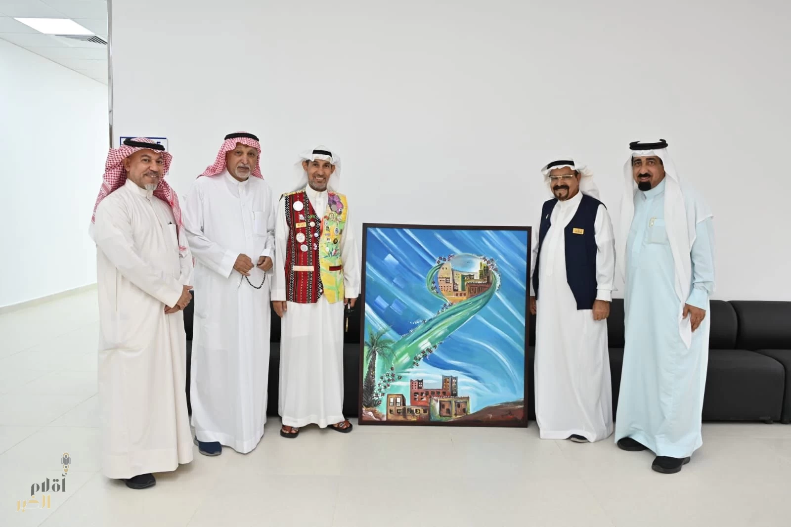 مرسم المحبة والسلام يزين مركز السيد علي السلمان للفحص الشامل في القطيف بـ 25 لوحة فنية