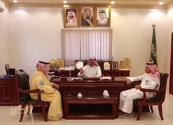 محافظ الخفجي في زيارة لمكتب التعليم