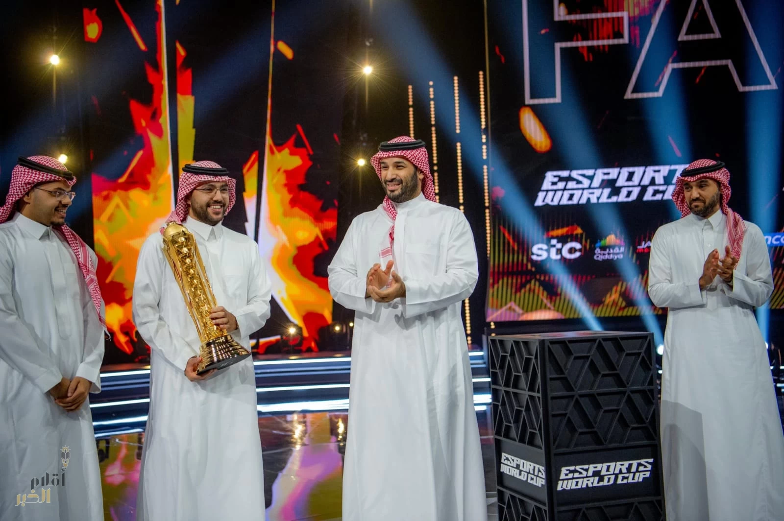 سمو ولي العهد يتوج فريق "فالكونز" بلقب بطولة كأس العالم للرياضات الإلكترونية
