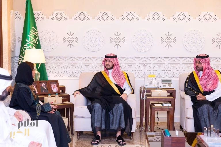 نائب أمير الشرقية يلتقي أعضاء نادي شعلة الشرقية النسائي