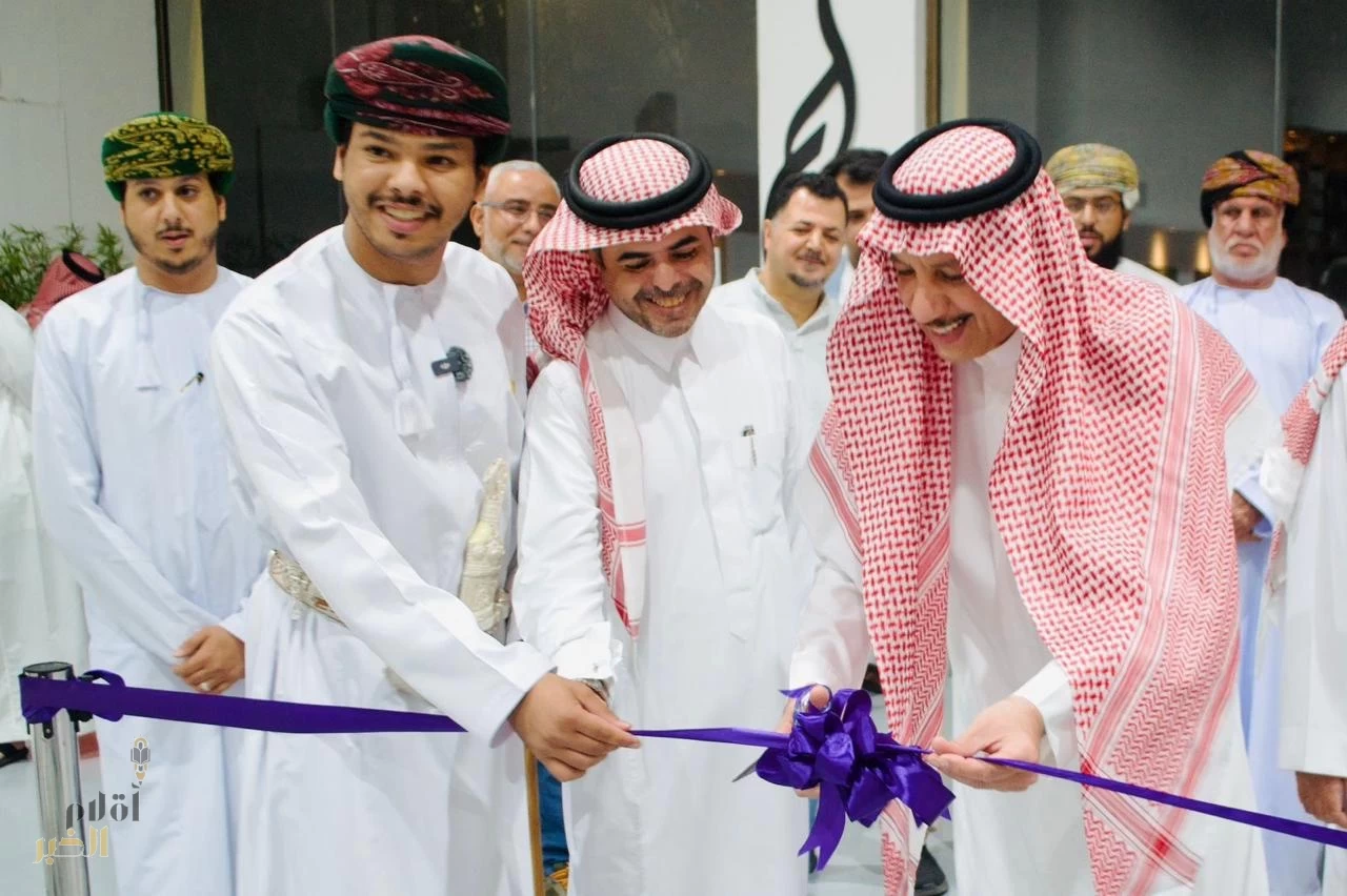 مدير إعلام الشرقية يفتتح معرض "حلم الفوتوغرافي" للعماني محمد الشعيلي ويستمر عشرة ايام