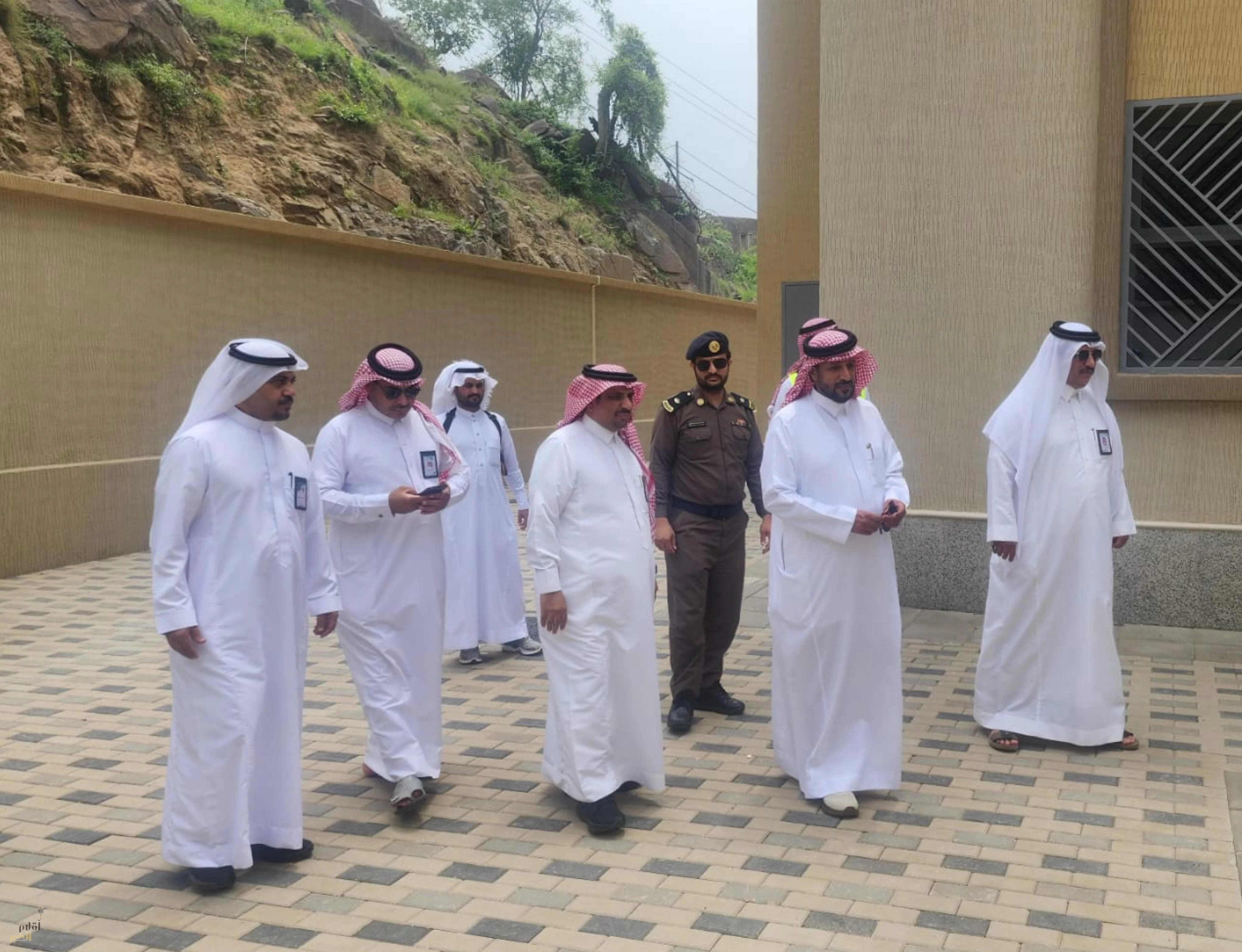محافظ فيفاء يتفقد المجمع التعليمي للبنات بالعدوين 