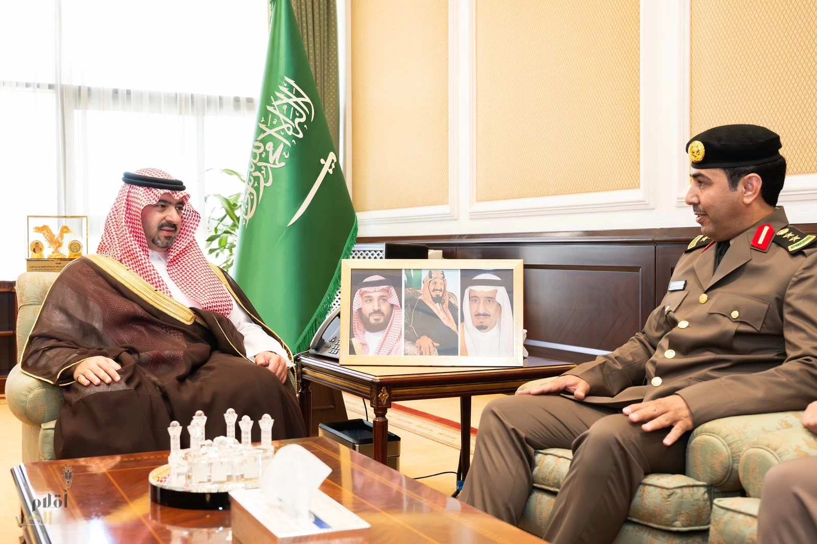 نائب أمير تبوك يستقبل مدير العيادات الشاملة التخصصية لقوى الأمن بالمنطقة 