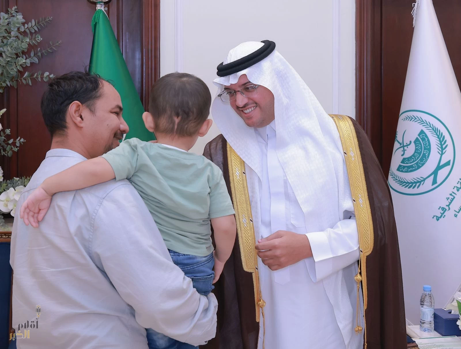 سمو محافظ الأحساء يرعى برنامج علاج "مرضى مُحاربي السرطان" ويُكَّرم الطفل "فادي"