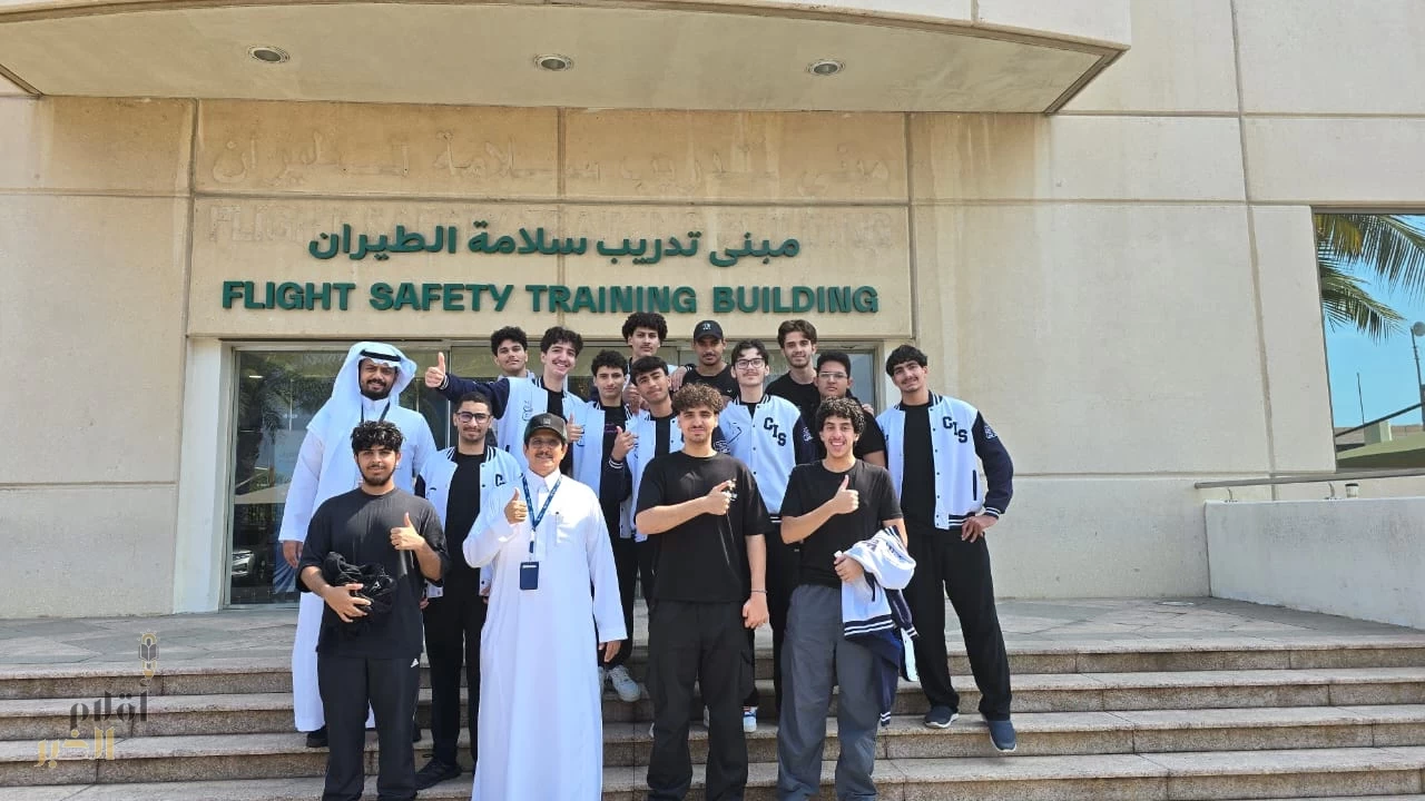 الأكاديمية السعودية لعلوم الطيران تستعرض خدماتها وخططها أمام طلاب ثانوية المرجان