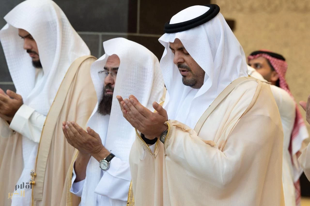 نائب أمير منطقة مكة المكرمة يؤدي صلاة الاستسقاء - والشيخ المعيقلي يؤم المصلين بالمسجد الحرام 