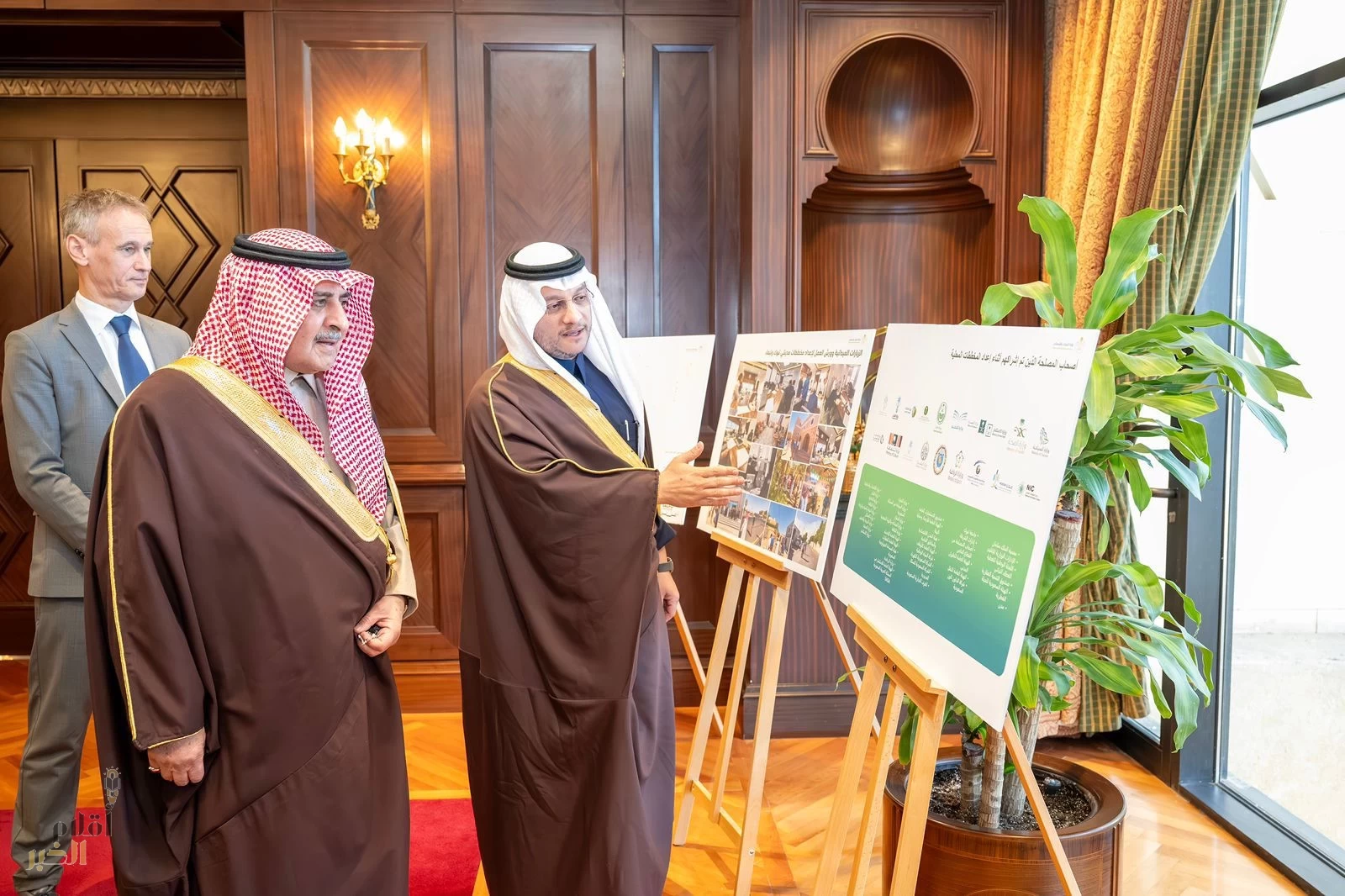 الأمير فهد بن سلطان يستعرض المخطط المحلي لمدينتي تبوك وتيماء 