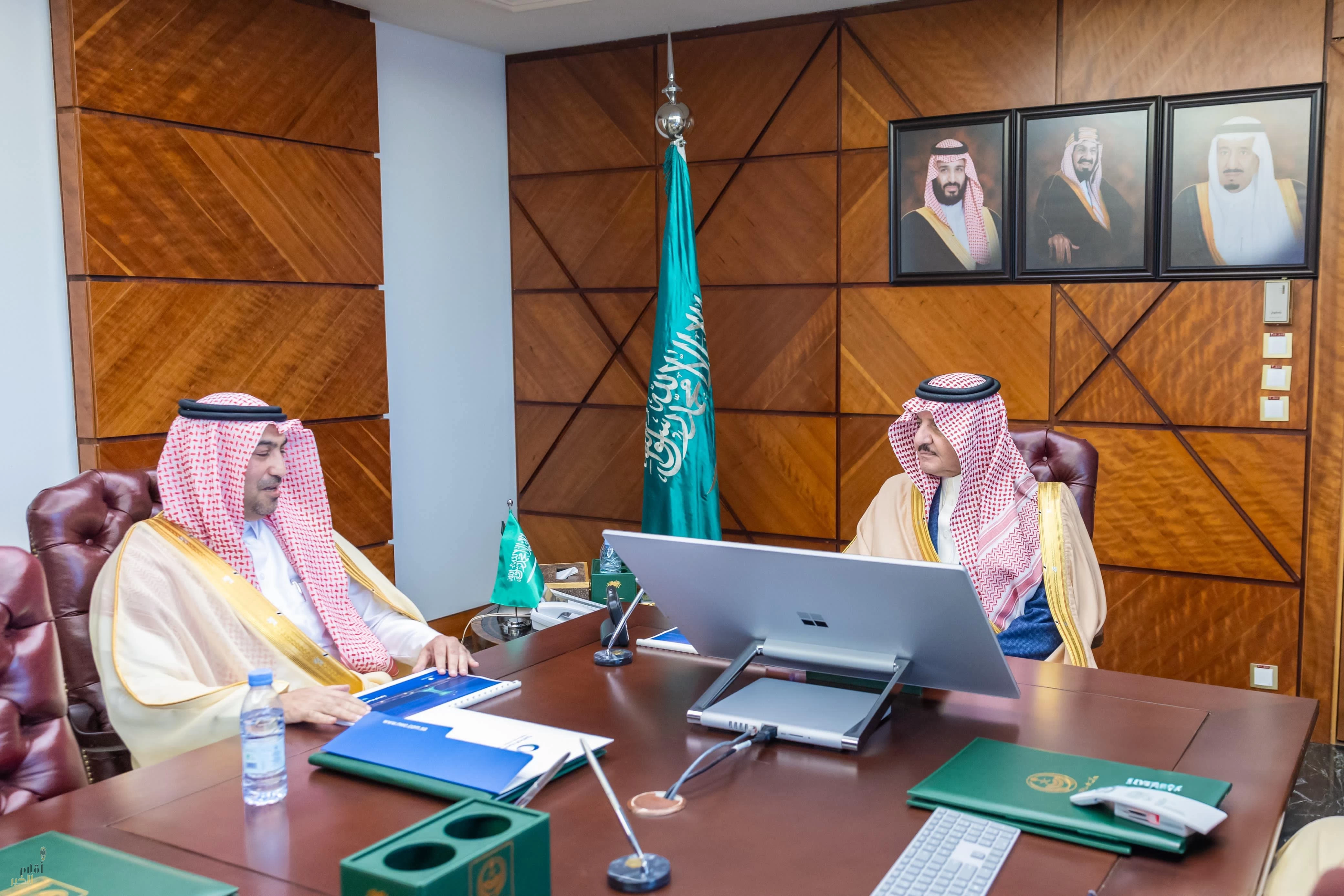 أمير الشرقية يتلقى عرضاً عن مشاريع المياه في المنطقة 