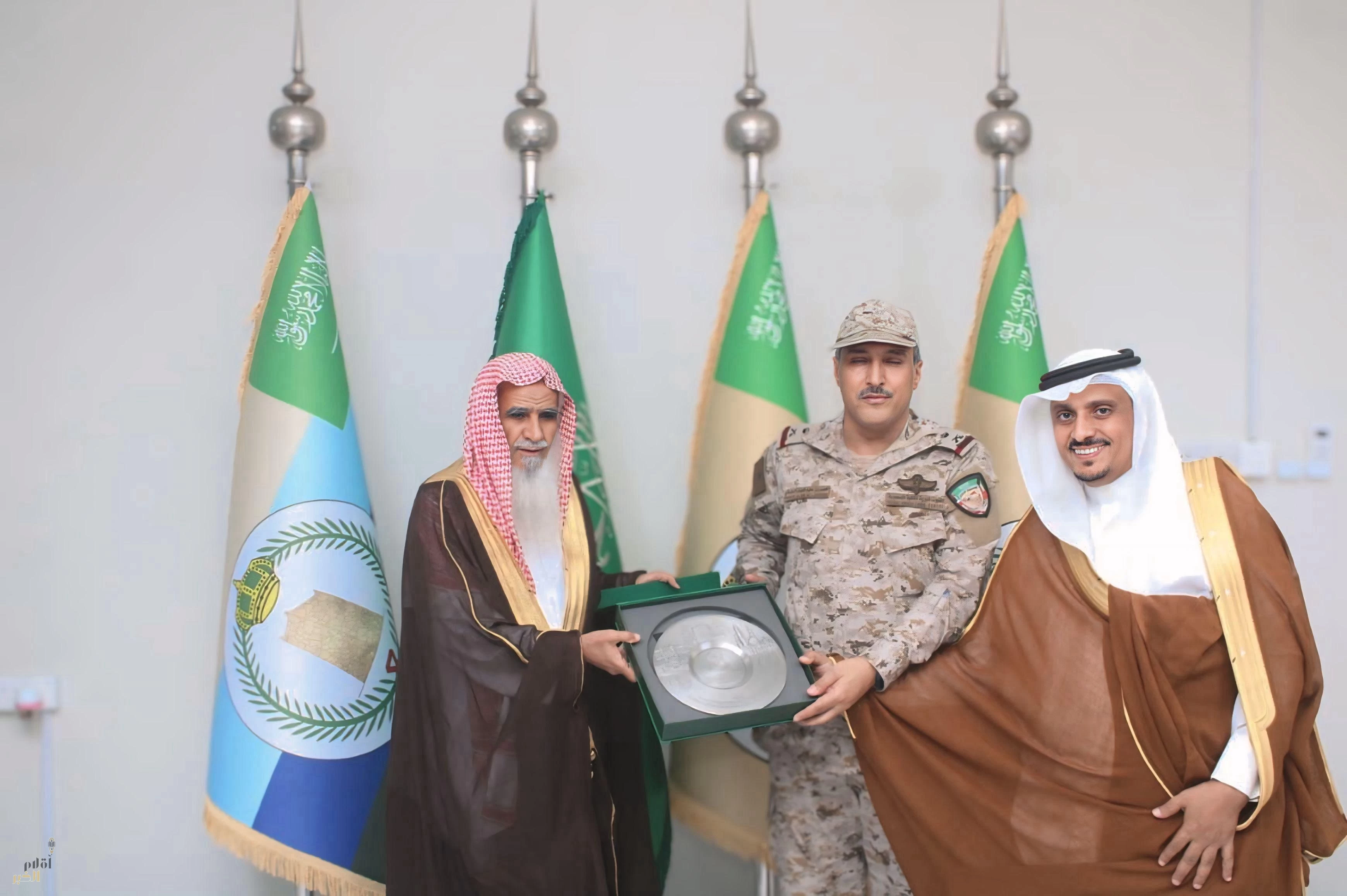 سماحة مفتي عام المملكة يكرم قائد قوة جازان" 
