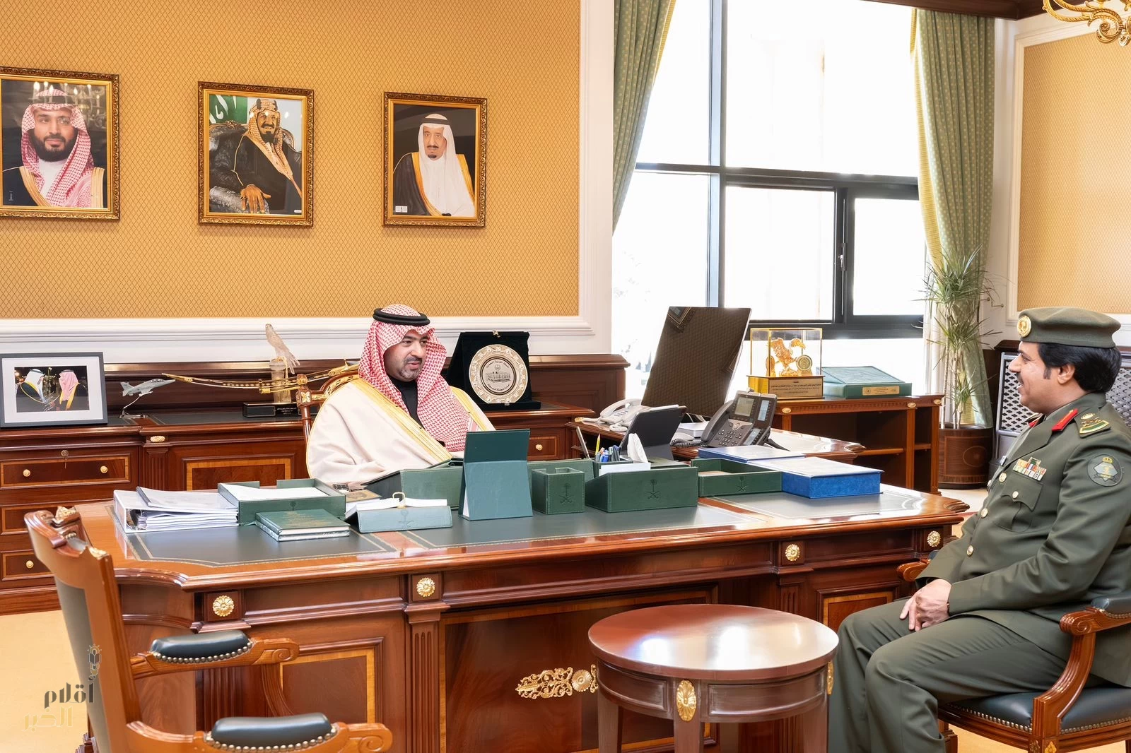 نائب أمير تبوك يستقبل مدير الجوازات بالمنطقة 