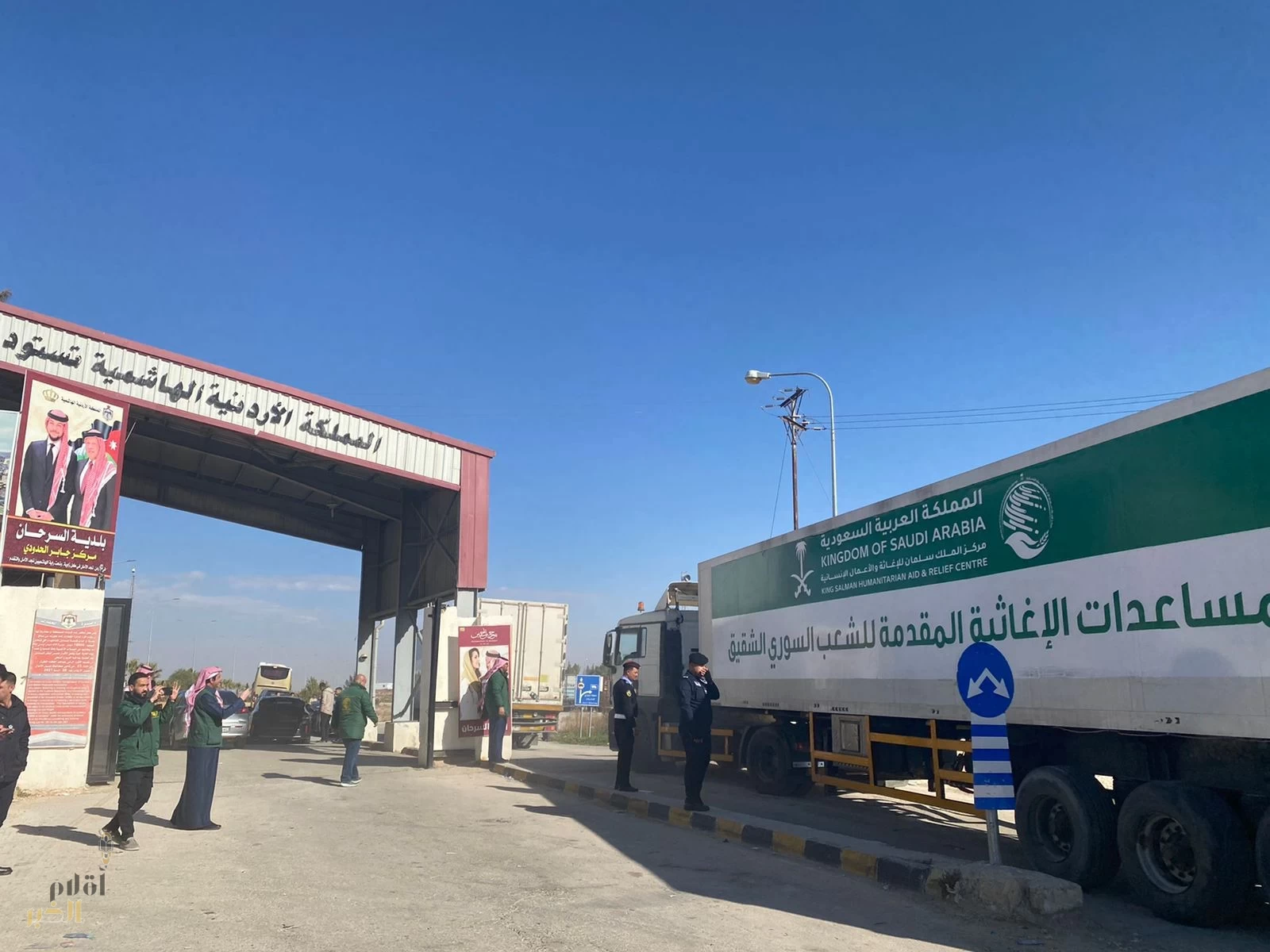 عبور أولى طلائع الجسر البري الإغاثي السعودي لمساعدة الشعب السوري الشقيق منفذ جابر الأردني والذي يسيره مركز الملك سلمان للإغاثة