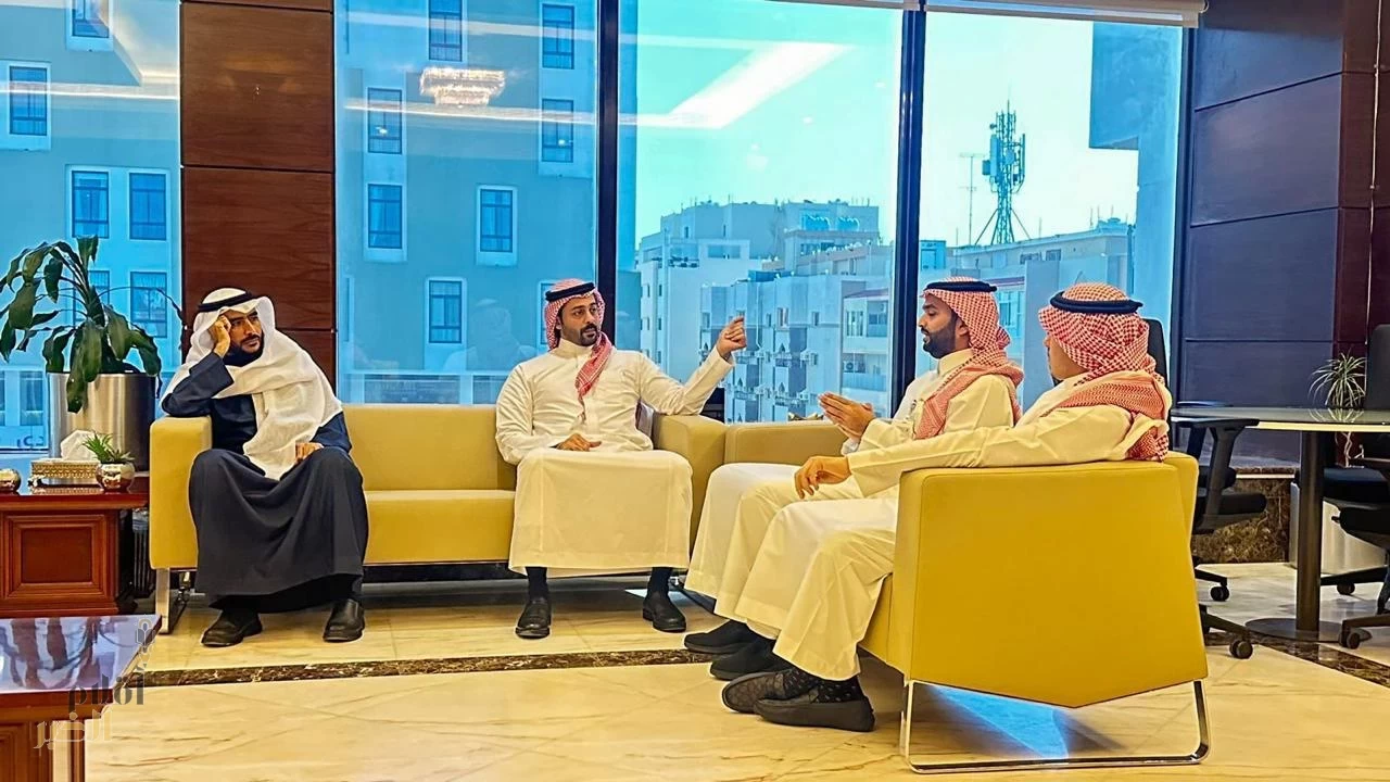 مدير عام فرع وزارة الموارد البشريّة يستقبل مدير صندوق الموارد البشريّة (هدَّف) بالمنطقة