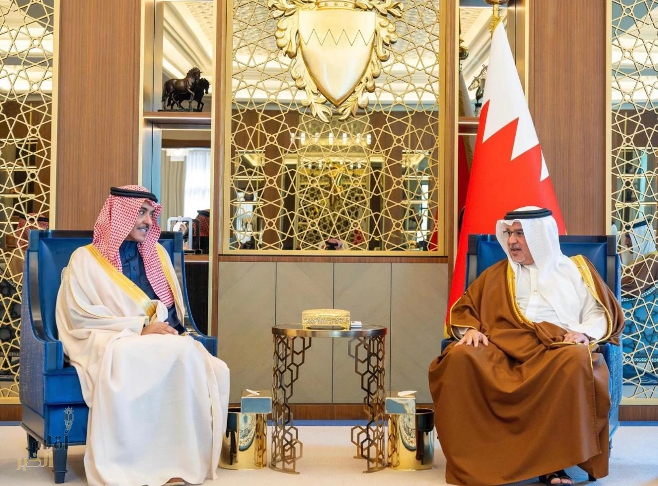 ولي عهد مملكة البحرين يستقبل وزير الإعلام السعودي