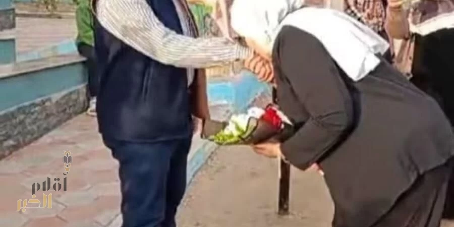 في مصر : قبلة في الطابور الصباحي .. تنتهي بالتحقيق مع معلمة وزوجها 