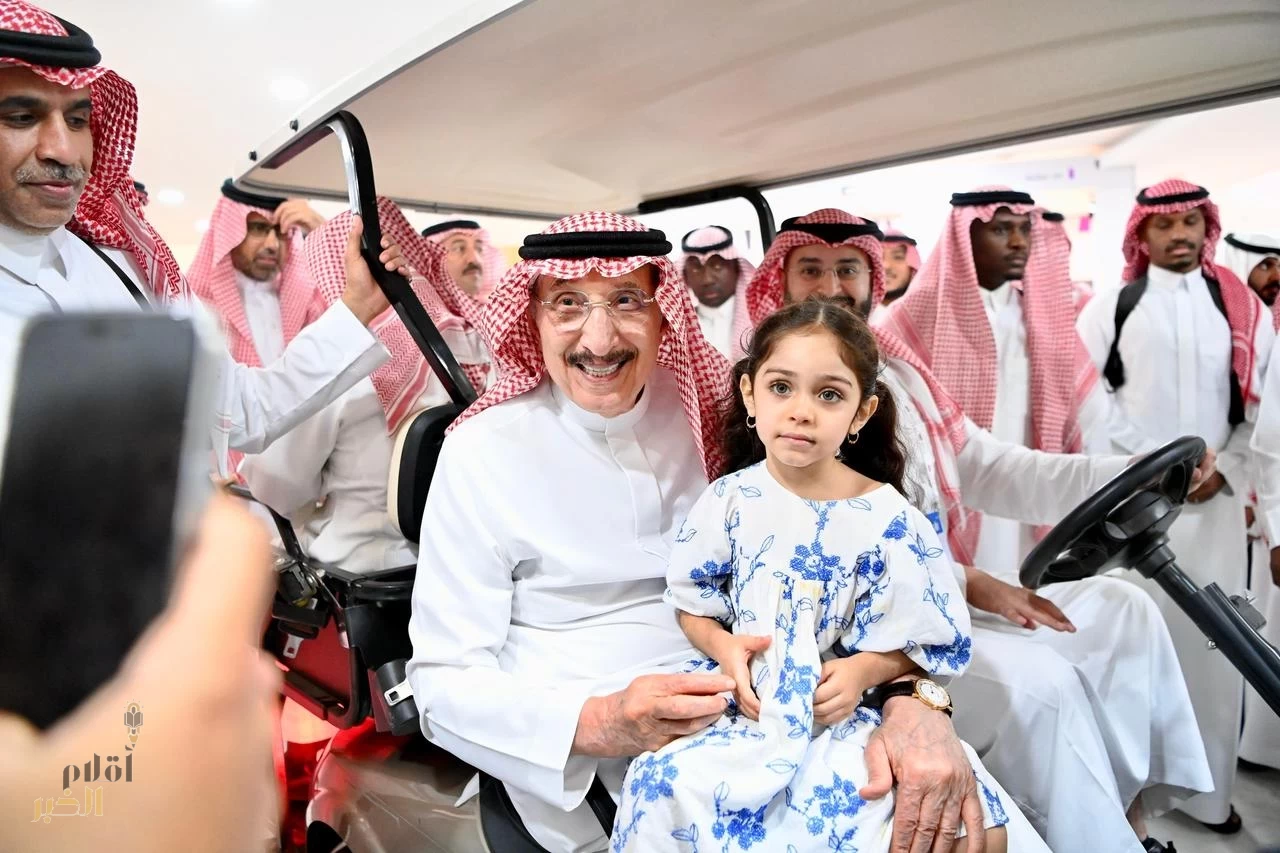 أمير منطقة جازان يزور معرض جازان للكتاب ويطّلع على برامجه الثقافية