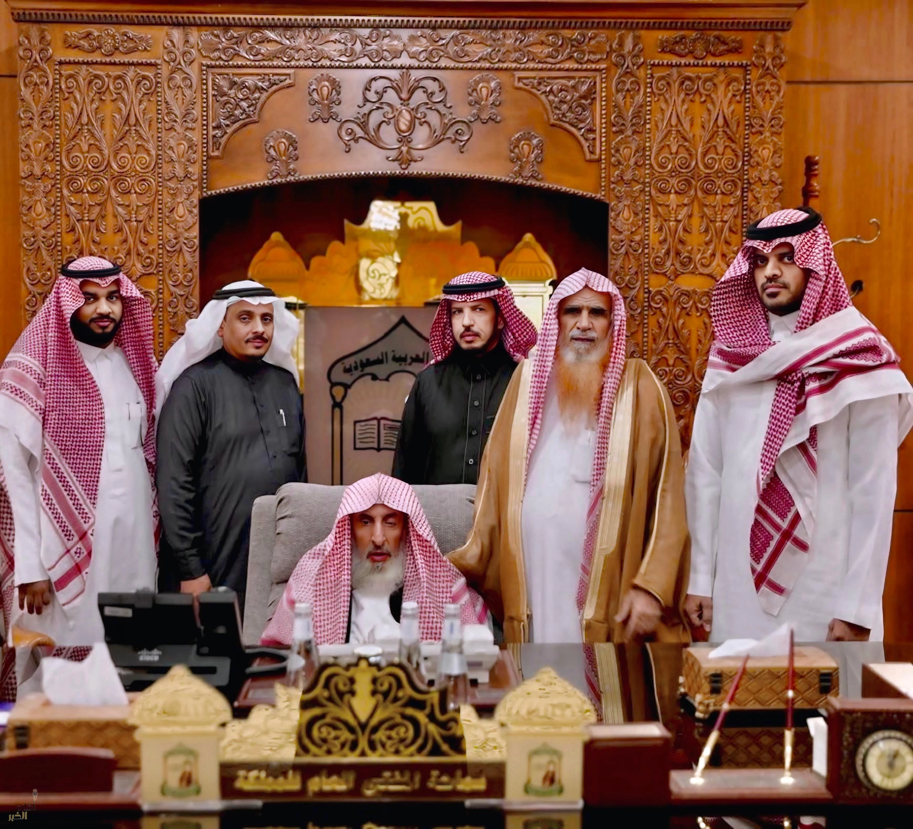 سماحة المفتي يتسلم تقرير مبادرة اللحمة الوطنية دينٌ ومسؤولية من فرع الإفتاء بجازان