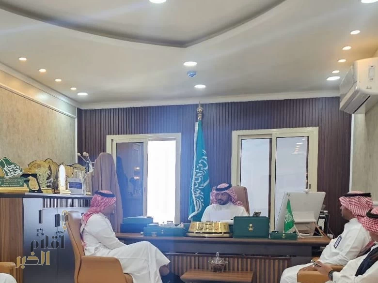 محافظ فيفاء يعقد اجتماعا لمناقشة مستجدات تفعيل المبادرات المتعلقة بالتراث الثقافي