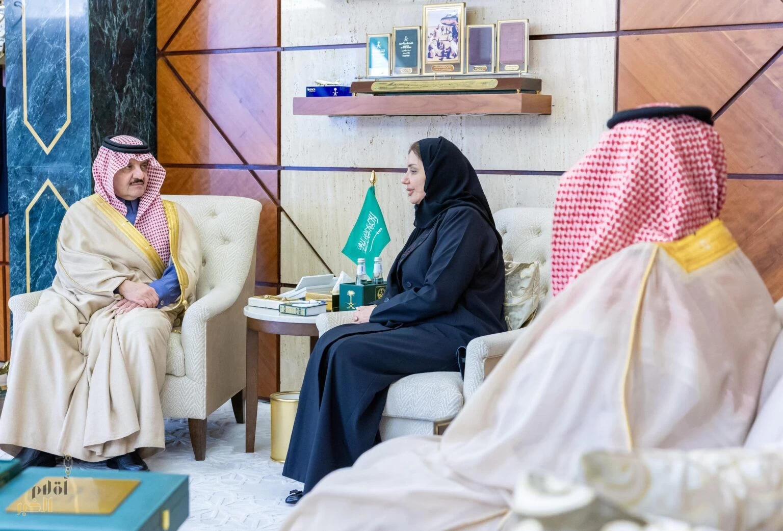 أمير المنطقة الشرقية يتسلم التقرير السنوي للإدارة العامة للأحوال المدنية بالمنطقة