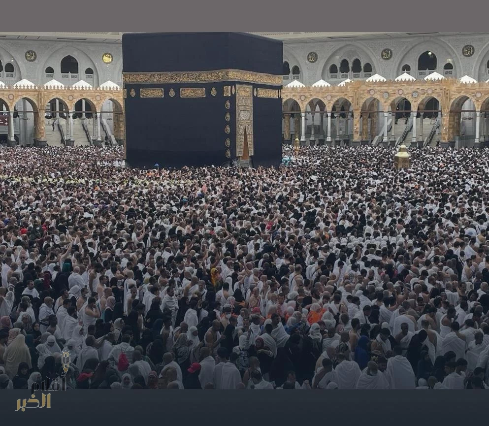المصلون يؤدون أول صلاة جمعة في شهر رمضان لهذا العام بالمسجد الحرام