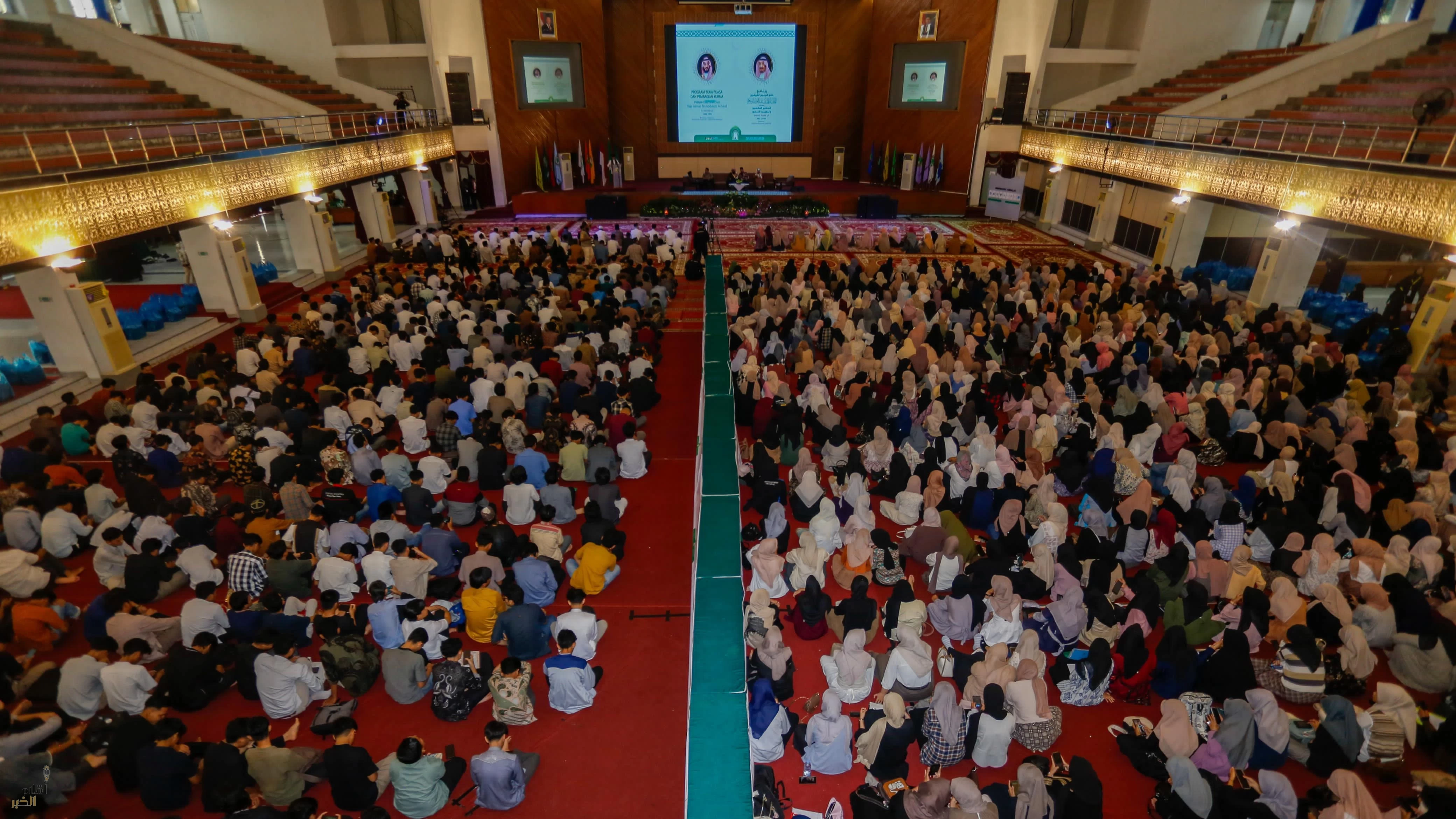 وزارة الشؤون الإسلامية تواصل تنفيذ برنامج خادم الحرمين الشريفين لتفطير الصائمين في إندونيسيا