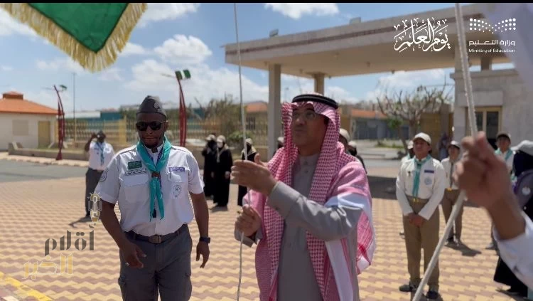 مدير تعليم الطائف يشارك في رفع العلم على سارية مبنى «الإدارة »