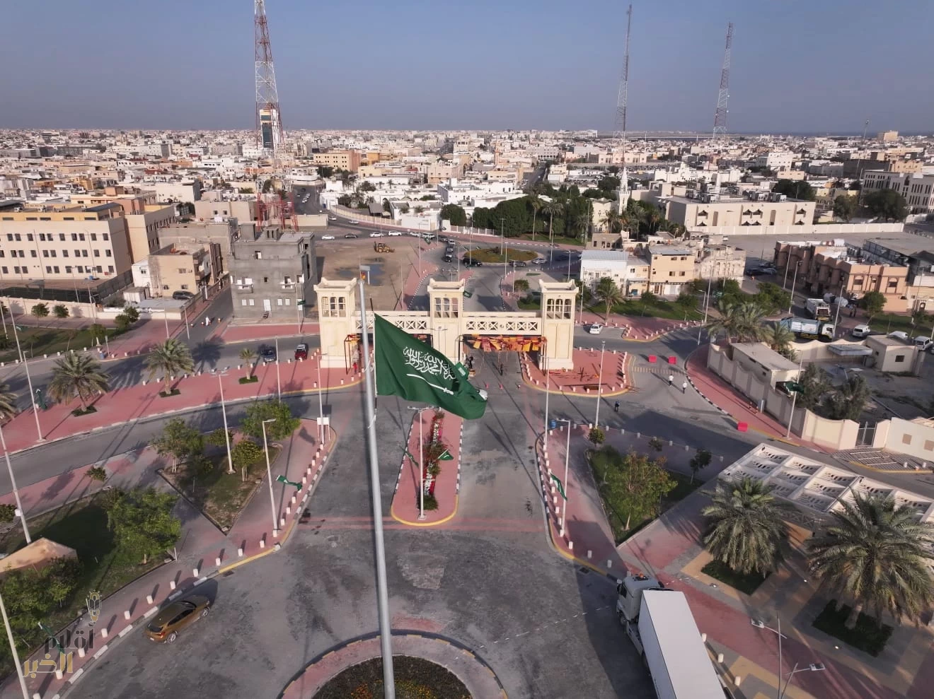 بلدية القطيف تدشن سارية “ميدان القلعة” بارتفاع 30 متراً تزامنا مع يوم العلم السعودي
