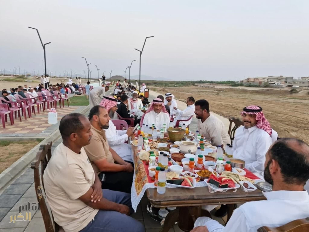 أهالي قرية الحقلة يقيمون إفطارًا جماعيًا لتعزيز روح الأخوة والتلاحم في رمضان