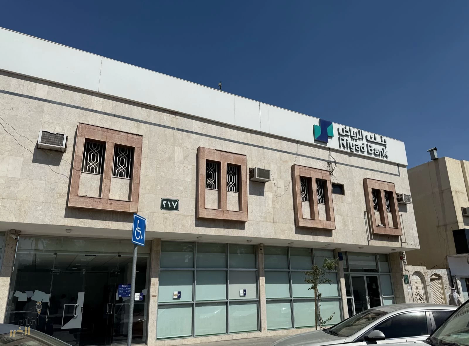 عملاء يستاؤون من بطء الخدمات في بنك الرياض فرع العزيزية