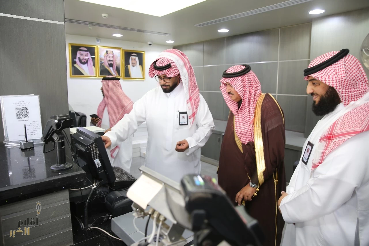 محافظ المجمعة يقوم بزيارة تفقدية لإدارة البريد بالمحافظة