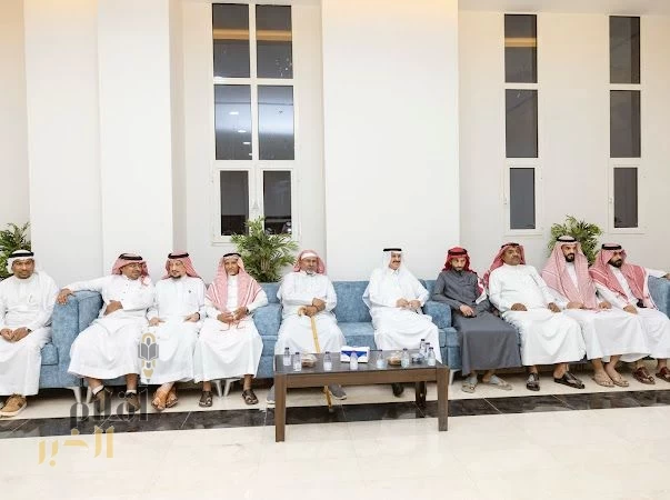محافظ الطوال يشارك المشايخ والمواطنين الإفطار الجماعي