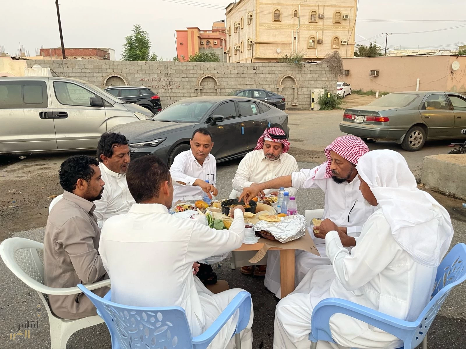 أهالي قرية الطرشية يقيمون إفطار جماعي