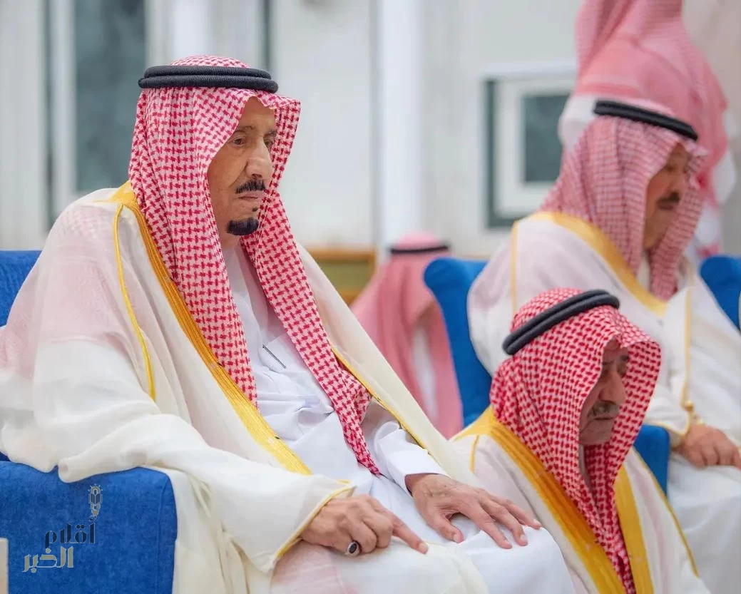خادم الحرمين الشريفين يؤدي صلاة عيد الفطر في قصر السلام بجدة