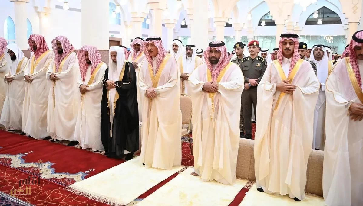 أمير منطقة جازان ونائبه يؤديان صلاة عيد الفطر