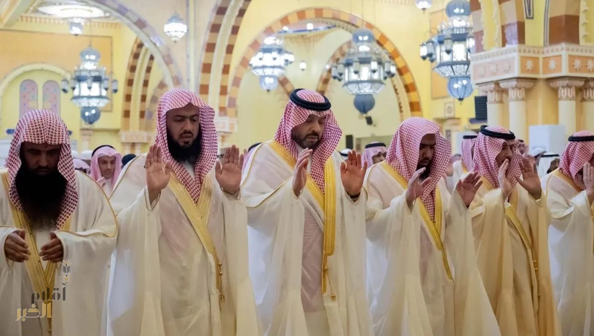 أمير منطقة الحدود الشمالية يؤدي صلاة العيد