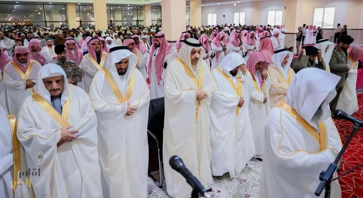 أمير منطقة الباحة يؤدي صلاة عيد الفطر